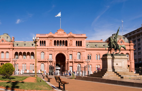 In Plaza de Mayo se afla cladirea Guvernului sau casa Rosada. Construita in anul 1580, cladirea a fost renovata spre afarsitul Sec XIX si vopsita in roz, culoare care semnifica calea de mijloc intre culoarea rosie a federalilor si albul unitarilor