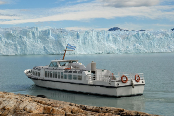 El Calafate este o destinatie turistica importantă ca punct de plecare pentru a vizita diferite zone ale Parcului National Los Glaciares, inclusiv ghetarul Perito Moreno si muntii Cerro Chalten si Cerro Torre.