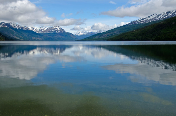 Dupa micul dejun, excursie de o jumatate de zi in Parcul National Tierra del Fuego. Creat in 1960 si amplasat la 15 km de Ushuaia, acesta este singurul parc national din Argentina care are ca limita coasta oceanului (Canalul Beagle).