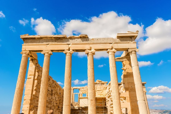 Cele mai importante monumente sunt din secolul de aur al lui Pericle (sec. al-V-lea i.Hr.): Propileele, templul Athenei Nike (Athena Victorioasa),