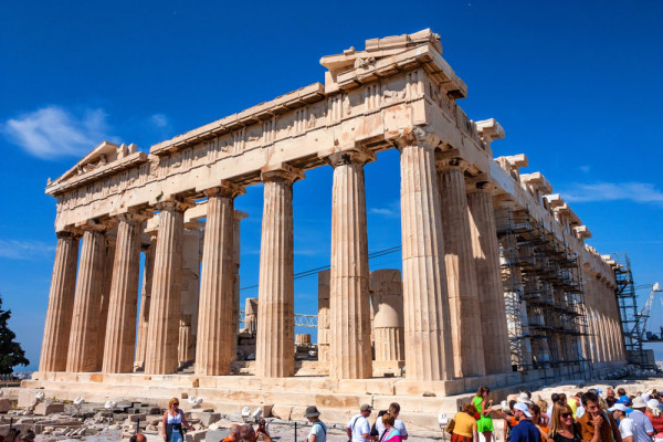 Cele mai importante monumente de aici sunt din secolul de aur al lui Pericle (sec. al-V-lea i.Hr.): Propileele, Templul Athenei Nike (Athena Victorioasa), Erehteionul – elegantul templu al Cariatidelor - si, desigur, Parthenonul