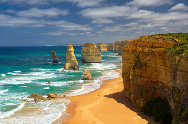 Continuam excursia pe Great Ocean Road si imediat vom putea admira unul dintre cele mai importante obiective de pe acest traseu, cei Doisprezece Apostoli din portul Campbell – o colectie de piloni uriasi din piatra, care strajuesc in apa asemenea santin