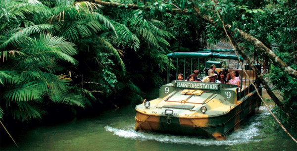 Puteti beneficia de o experienta inedita efectuand un tur pe apa si pe uscat in padurea tropicala la bordul celebrei amfibii din Al-II-lea Rzboi Mondial cunoscuta sub numele de „Duck”