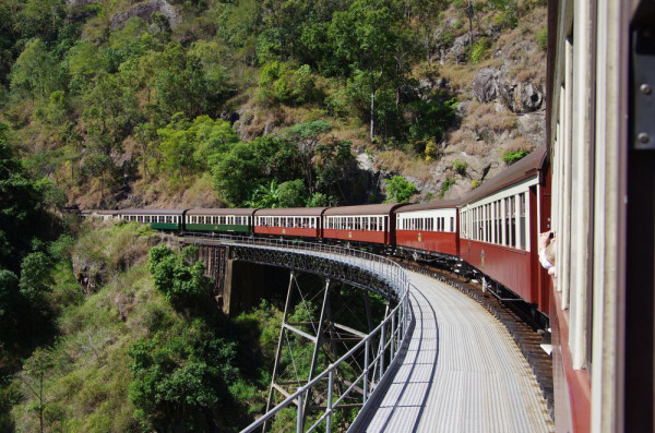 La sfarsit vom lua trenul panoramic Kuranda Scenic Train pentru o calatorie spectaculoasa insotita de un un ghidaj on board, admirand peisaje incredibile.