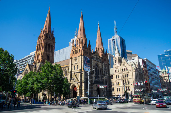 Tur de oras Melbourne cu ghid local (durata 4 ore). Vom putea admira arhitectura fascinanta a principalelor obiective turistice precum: Primaria din Melbourne, Catedrala Sfantul Paul,