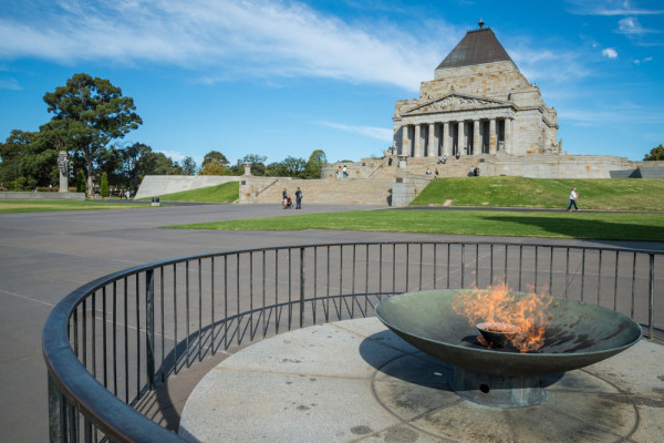 Vom putea admira apoi simbolul orasului Melbourne–Shine of Rememberance, construit in 1934 in memoria soldatilor cazuti in Primul Razboi Mondial. E construit si pozitionat incat o raza de soare sa treaca deasupra altarului la ora 11:00 pe 11 Noiembrie