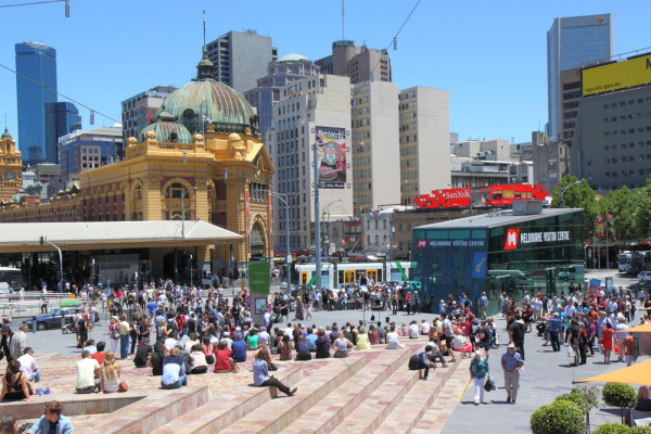 Parlamentul, gara Flinders Street si Piata Federatiei dar si frumoasa zona de promenada cu multe restaurante si cafenele din zona St. Kilda.