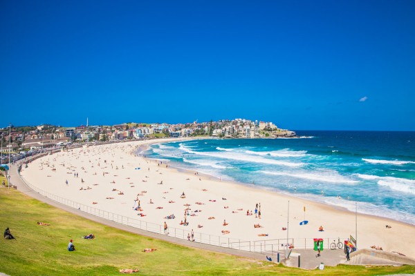 Apoi, ajungem pe cea mai cunoscuta plaja din Australia - Plaja Bondi, cu nisip fin si auriu.