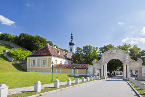 Optional, excursie la Mayerling si Padurea Vieneza. Ajunsi in padurea vieneza, ne vom opri pentru vizitarea Manastirii Heiligenkreutz, cea mai veche manastire Cisterciana din lume locuita continuu.