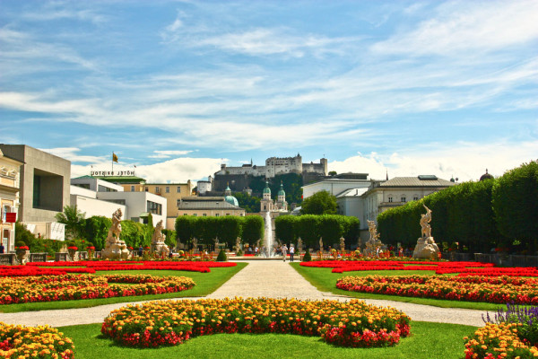 Tur pietonal cu insotitorul de grup: Gradinile Mirabell, Cetatea Salzburg, Dom-ul, Casa Mozart.