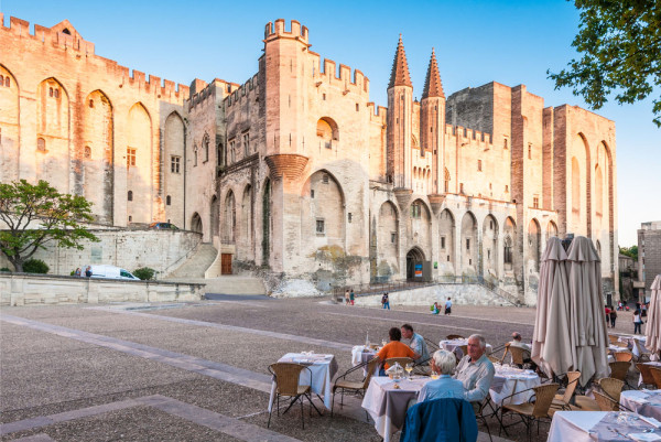 Dimineata plecam spre Avignon, unde putem vizita Palatul Papilor–una dintre cele mai mari cladiri medievale din Europa,  in exterior fortareata si in interior castel cu frumoase fresce