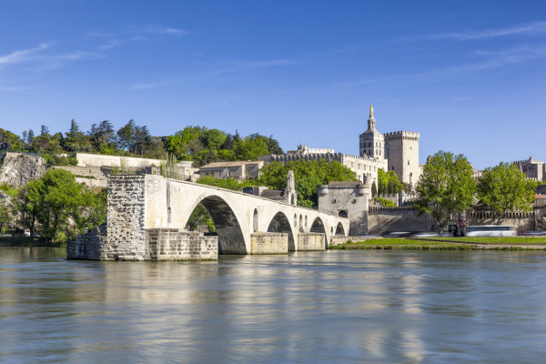 si podul St. Benezet, unde vom fredona cantecelul „Sur le pont d’Avignon...”