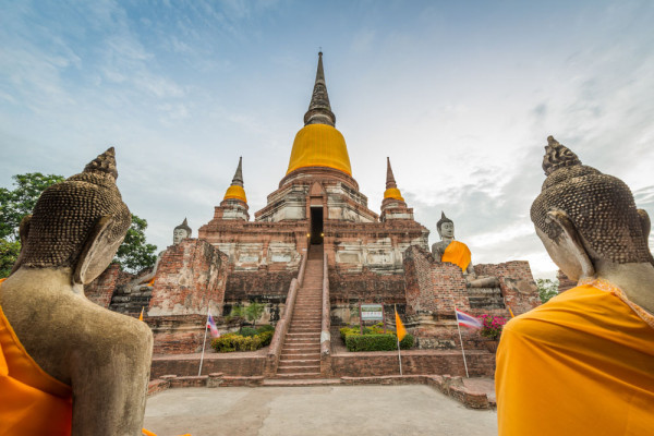 si Wat Yai Chai Mogkol.