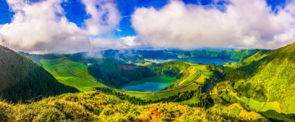 “Insula Verde”, cum mai este cunoscuta, abunda in plaje izolate cu nisip alb si negru, izvoare termale si cratere vulcanice, peisaje de un verde spectaculos