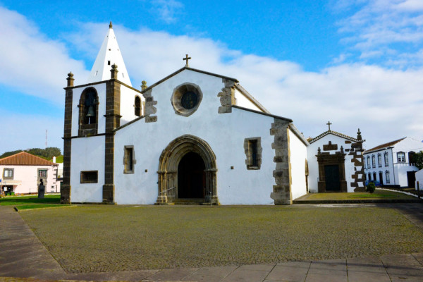 Turul continua spre São Sebastião cu o vizita la Capela considerata una dintre cele mai vechi din Azore.