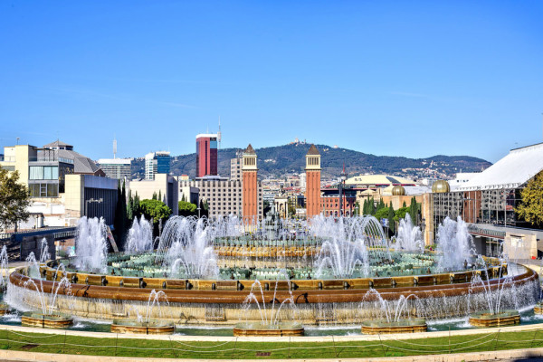 Plecam spre plaça d'Espanya si colina Montjuic, cu cladirile de la Expozitia Universala din 1929  si de la Jocurile Olimpice din 1992.