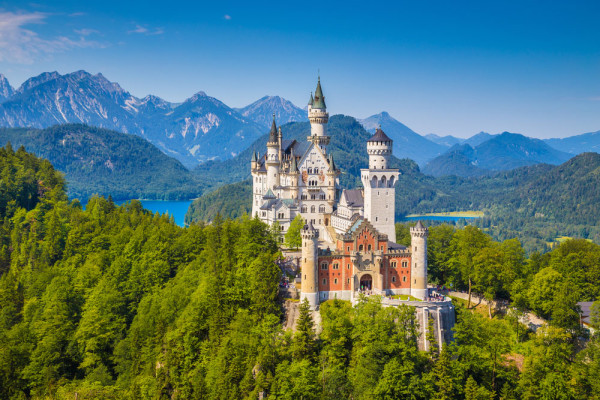 Pentru inceput vom vizita Castelul Neuschwanstein, care este unul dintre cele mai renumite atractii turistice din Bavaria si Germania.