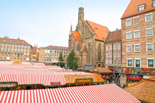 In acest decor are loc anual cel mai vechi si mai cunoscut targ de Craciun din lume–Nüremberg Christkindlesmarkt.