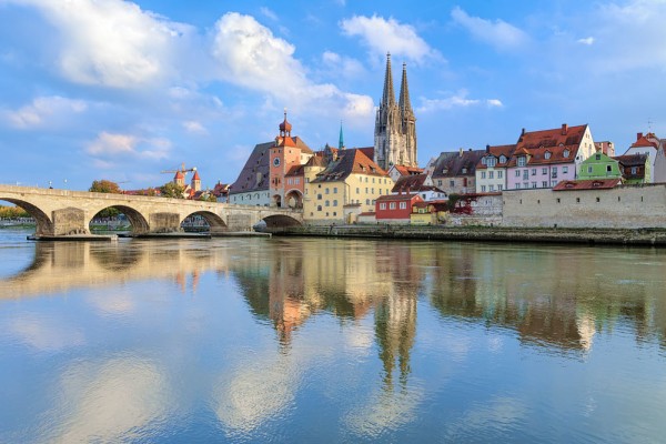 Dupa preluarea bagajelor, excursia continua spre Regensburg.