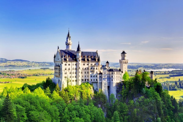 Castelul Neuschwanstein unul dintre cele mai populare si mai vizitate castele din Europa si una din cele mai renumite atractii turistice din Bavaria.