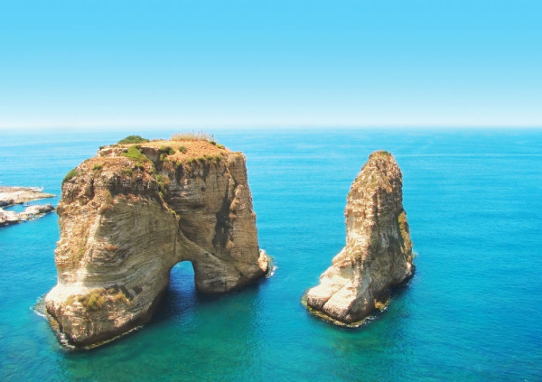 Vom incheia  cu celebra  ”Stanca Porumbeilor” si promenada de pe malul marii din Raouché  care sunt probabil cele mai pitoresti atractii din Beirut