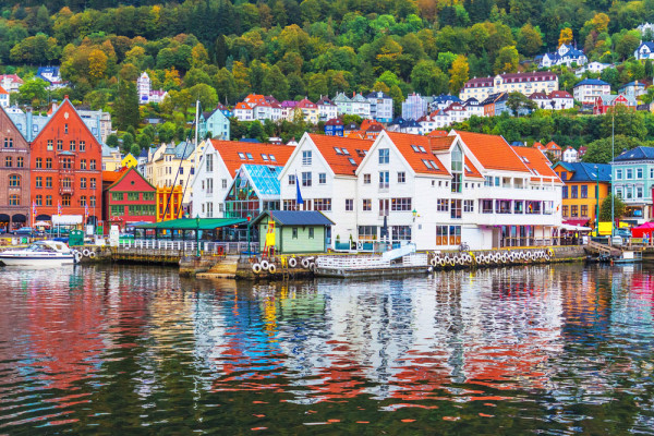 Vom face un tur pietonal prin Bryggen, inclus in patrimoniul UNESCO, fostul cartier hanseatic cu case vechi conservate remarcabil re la Bergen si timp liber la dispozitie.