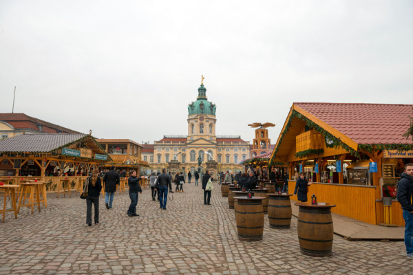 Dupa amiaza va sugeram vizitarea Pietei de Craciun de la Castelul Charlottenburg. Din 2007 Castelul Charlottenburg gazduieste cea mai faimoasa Piata de Craciun din capitala Germaniei.