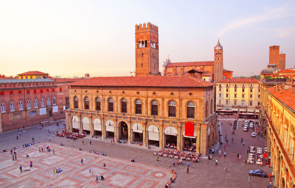 Bologna Piata Centrala cu Palatul Regelui Enzo
