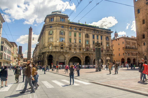 Bologna via Rizzoli, Bologna Piazza Re Enzo