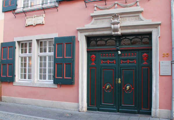 Bonn, unde vom putea vedea casa natala a lui Beethoven (exterior), vechea primarie construita in 1737 in stil rococo