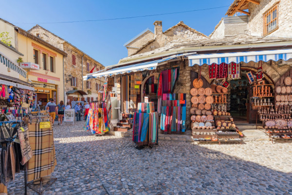 Vom vizita partea veche a orasului, cu strazi pietruite, structuri medievale, monumente si cladiri traditionale otomane