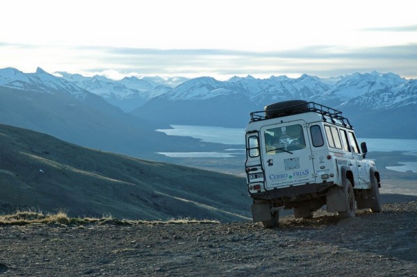 Dupa-amiaza, la bordul unor masini 4x4 pornim catre Parcul de Aventura Cerro Frias.