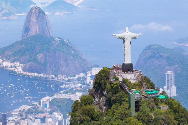 Plecam catre Muntele Corcovado, unde vom admira Statuia Mantuitorului Iisus Hristos, simbolul Braziliei.