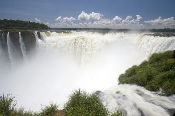 In partea Argentinei, se afla La Garganta del Diablo, cea mai mare si cea mai cunoscuta dintre toate cascadele Iguazu