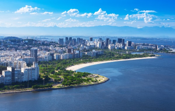 Eliberarea camerelor si transfer la aeroport pentru zborul catre Rio de Janeiro.