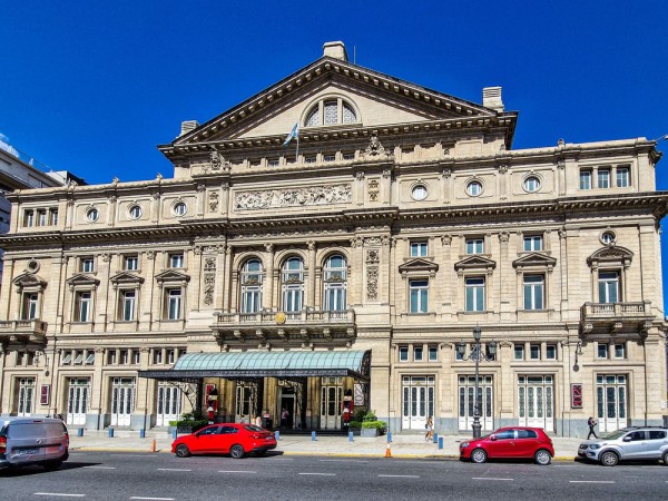 De asemenea, vizitam Teatrul Colon (bilet de intrare inclus), un edificiu magnific cu o acustica exceptionala, comparat cu La Scala din Milano