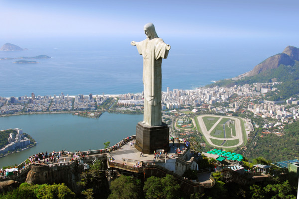 Statuia Mantuitorului Iisus Hristos de pe muntele Corcovado, ce se inalta la 710 m altitudine peste nivelul marii, statuie inaugurata in anul 1931.