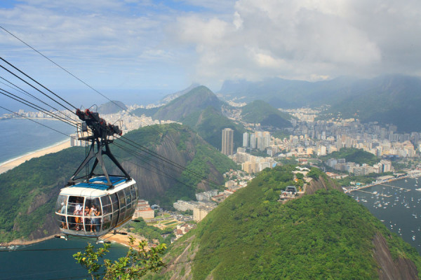 Primul nivel va fi pe Dealul Urca, la 215 m inaltime, de unde vom putea admira o panorama minunata spre Golful Guanabara si insulitele sale, Podul Rio-Niterói si Dealul Corcovado. Al doilea nivel va fi chiar in varf, la 395 m inaltime