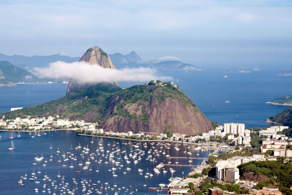Excursie de jumatate de zi la Sugarloaf. Vom ajunge in apropiere de Urca, la intrarea in Golful Guanabara, unde se afla unul din cele mai mari simboluri ale orasului: “Painea de zahar”. Acesta se va vizita cu funicularul, pe doua nivele.
