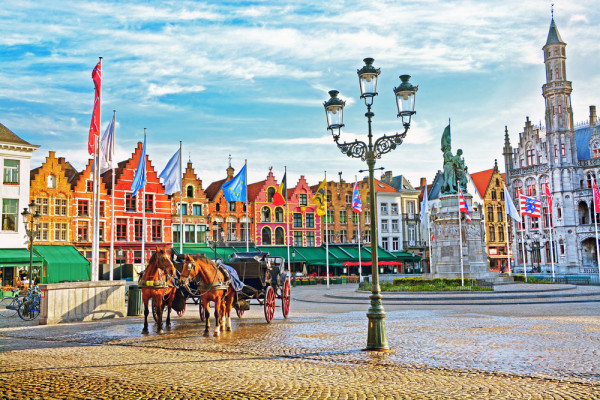 Plecam spre pitorescul Bruges, supranumit si “Venetia Nordului”, fosta capitala a Culturii Europene in 2002.