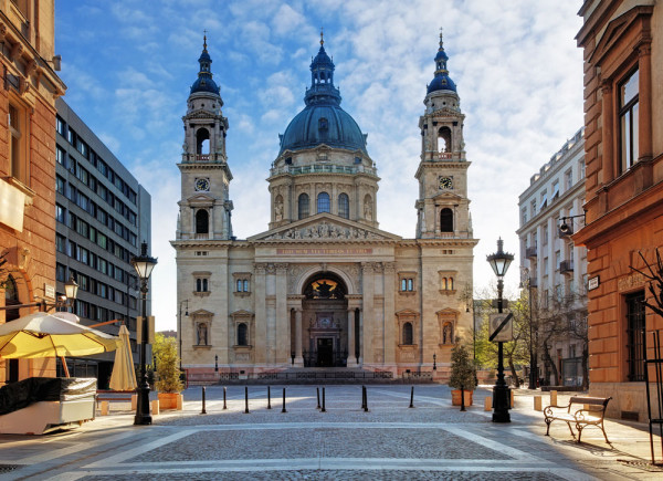 Ne indreptam catre Basilica Sfantul Stefan, dedicata primului rege al Ungariei, Sfantul Stefan. Este cea mai mare biserica din Budapesta. Poate gazdui aproximativ 8.500 de oameni.