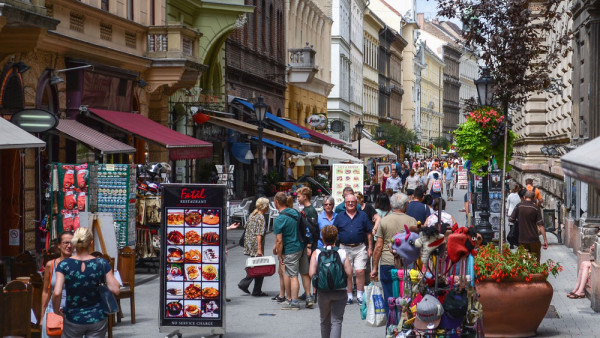 Dimineata, timp liber la dispozitie. Va recomandam o plimbare  pe celebra Vaci Utca. 
