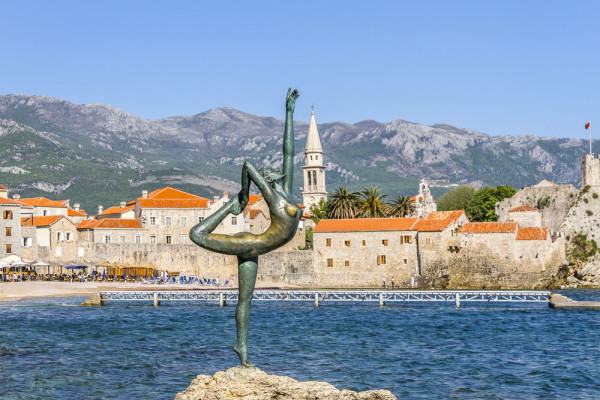 Budva Statuia fetei dansand