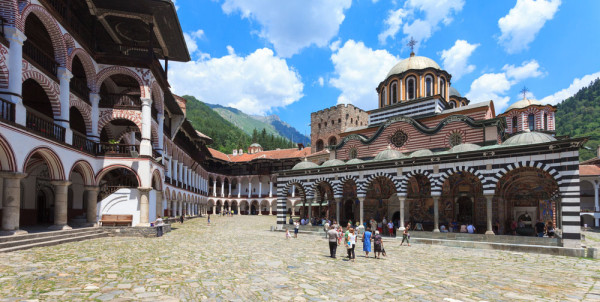 Excursia continua spre Bulgaria unde vom vizita Manastirea Rila – cea mai mare si mai cunoscuta manastire ortodoxa din Bulgaria, situata la o altitudine de peste 1.100 m