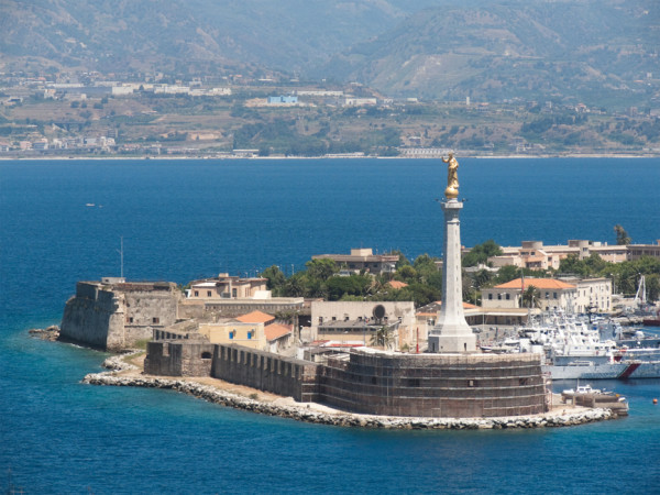 Ne deplasam la Messina de unde vom traversa stramtoarea Messina cu ferry-boat-ul la Villa San Giovani in Calabria