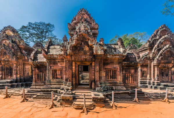 Incepem ziua explorand Bijuteria Angkor-ului-Templul Banteay Srei, un exemplu de arta khmera clasica care detine cele mai frumoase sculpturi.