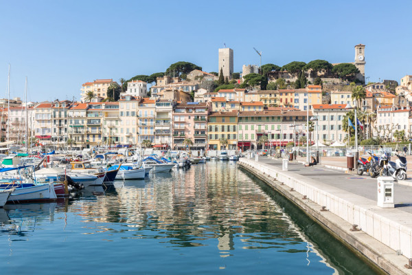 Tur de oras Cannes in care descoperim celebrul bulevard La Croisette cu hotelurile de lux si plajele sale, Allée des Etoiles de la Palatul Festivalurilor, strazile medievale din orasul vechi Le Suquet.