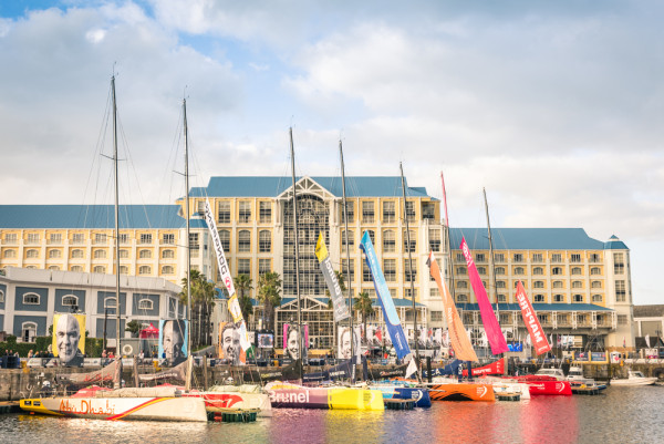 iar apoi ne vom indragosti de portul Victoria & Alfred Waterfront–o zona plina de istorie, dar si un loc predilect pentru activitatile sociale.