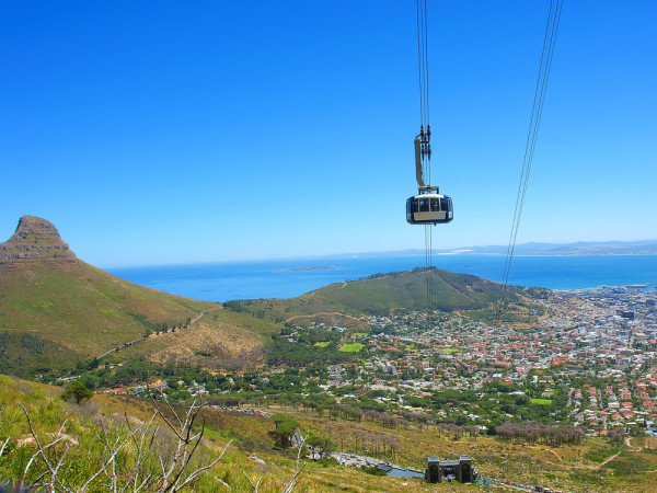 Incepem descoperirea orasului printr-o ascensiune cu telecabina rotativa care permite admirarea orasului Cape Town la 360 grade.