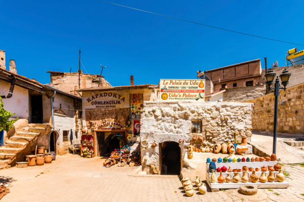 Terminam vizita cu Avanos, un sat situat pe raul Kizilirmak, faimos pentru ceramica si covoarele traditionale.